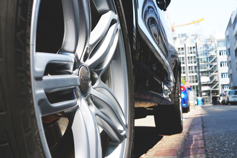 Parallel Parking Steps Close Up of a Car's Wheel